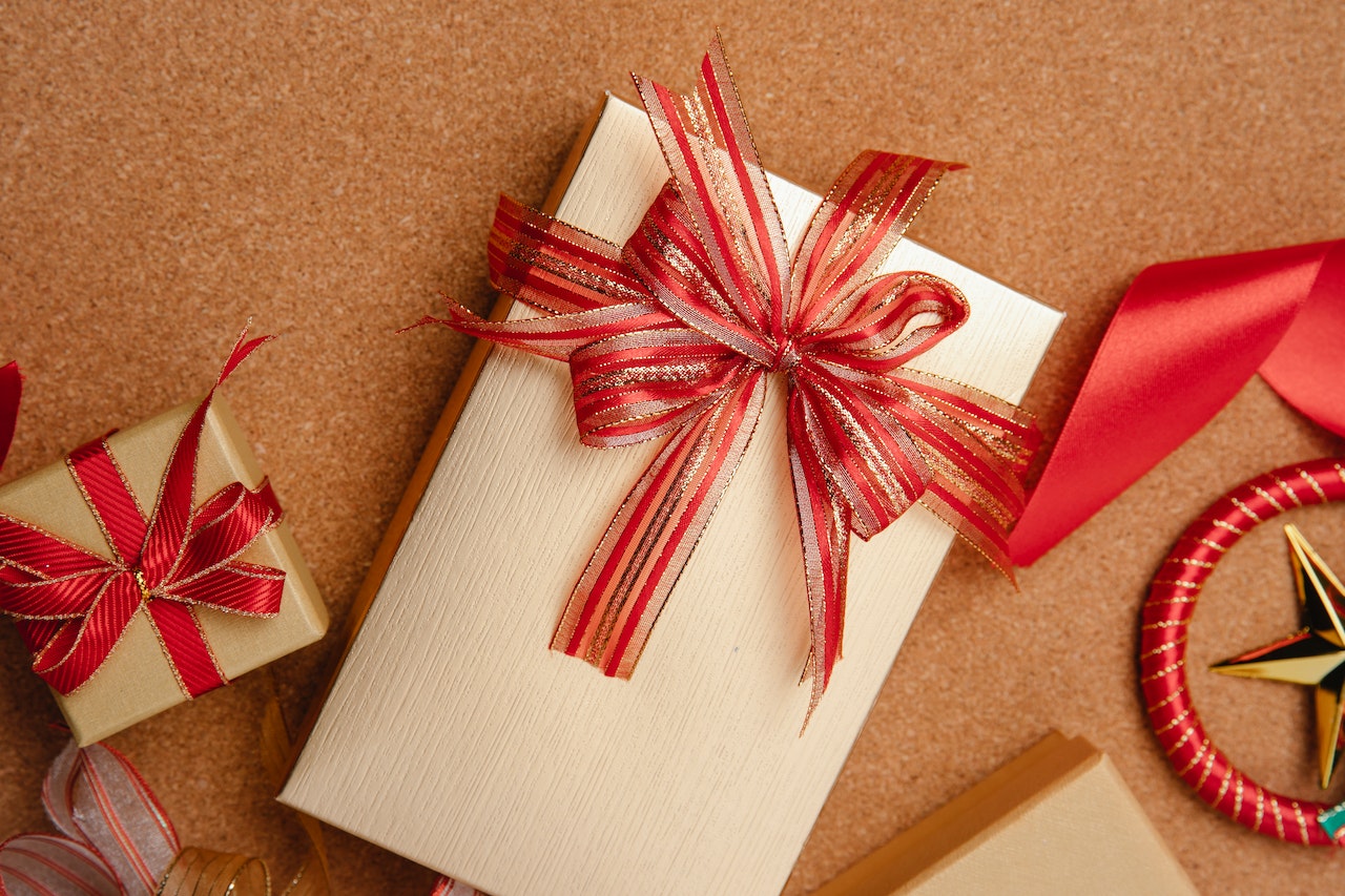 9 inexpensive gift-wrapping ideas