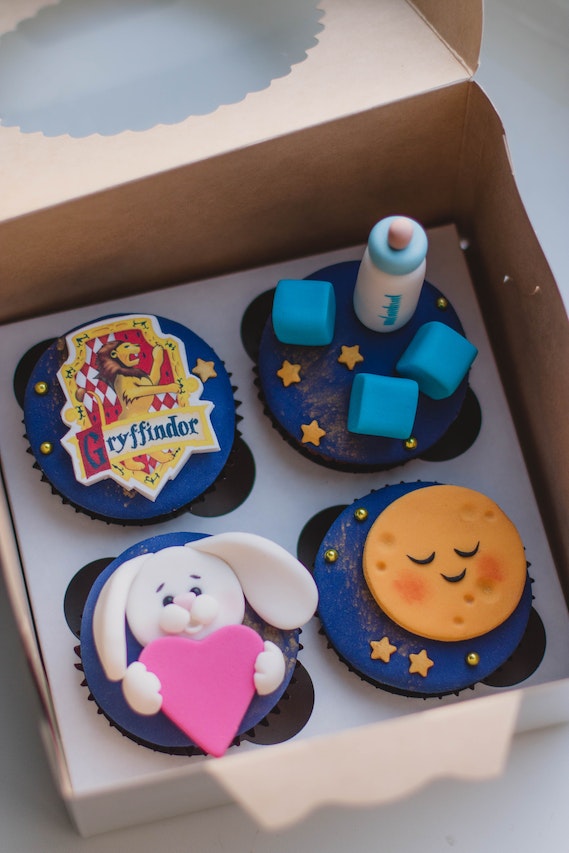 Gifts and sweet boxes for a baby’s birth announcement